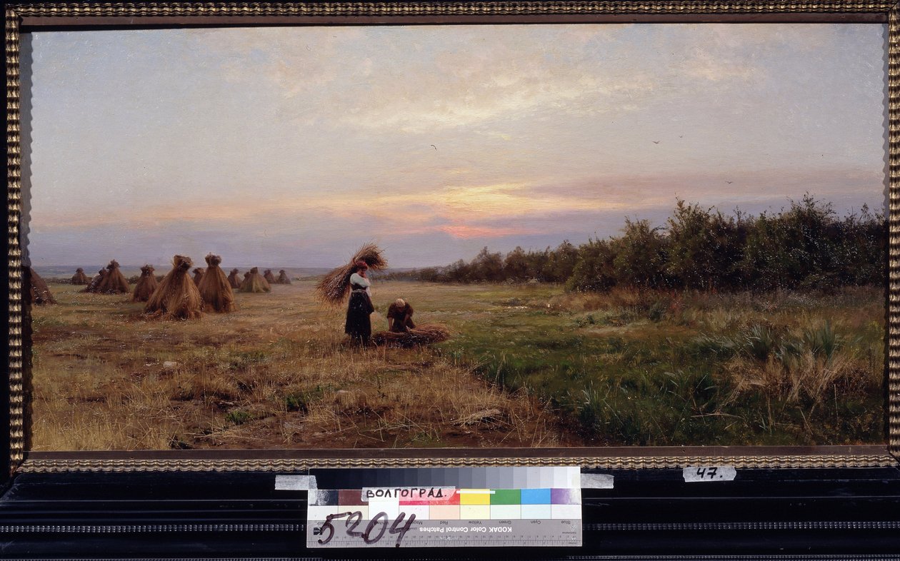 Høst i kveldslyset. (Høst i kveldslyset). To kvinner som jobber i en åker full av høystakker. Maleri av Iosiph Evstafievich Krachkovsky (1854-1914), olje på lerret av Josef Evstafievich Krachkovsky
