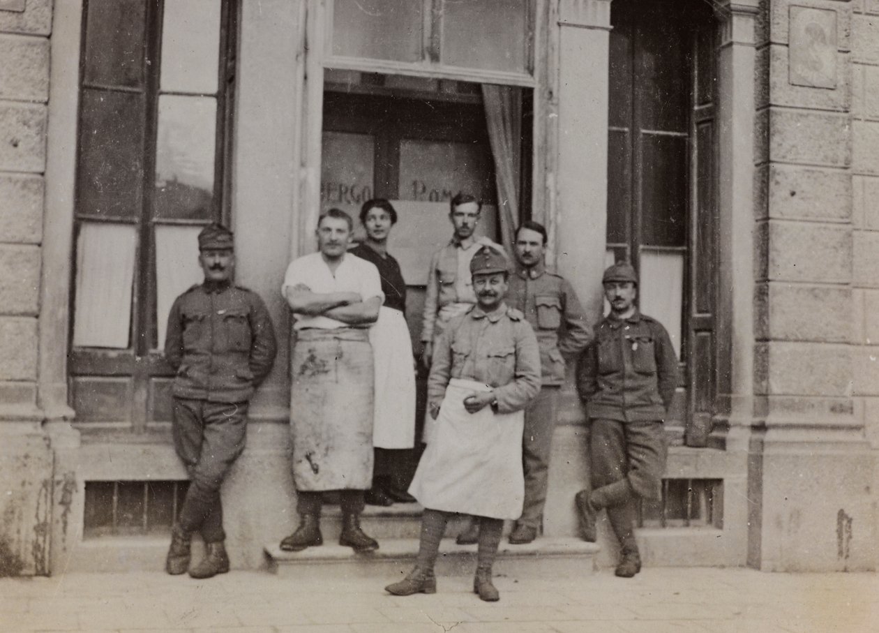 Album "Min verdenskrig - minner fra den sørvestlige fronten i Kärnten, Italia, Trentino-Alto Adige) 31/03/1915-12/11/ 1918 - Josef Zohles Vienna ": gruppeportrett foran av Josef Zohles