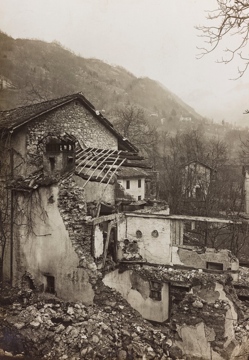 Album "Meine weltkriegs - Erinnerungen South-West Front (Kärnten, Italia, Sør-Tirol) (Min verdenskrig - minner fra den sørvestlige fronten i Kärnten, Italia, Trentino-Alto Adige) 31/03/1915-12/11/ 1918 - Josef Zohles Wien ": ruiner av et hus (s/hv foto av Josef Zohles