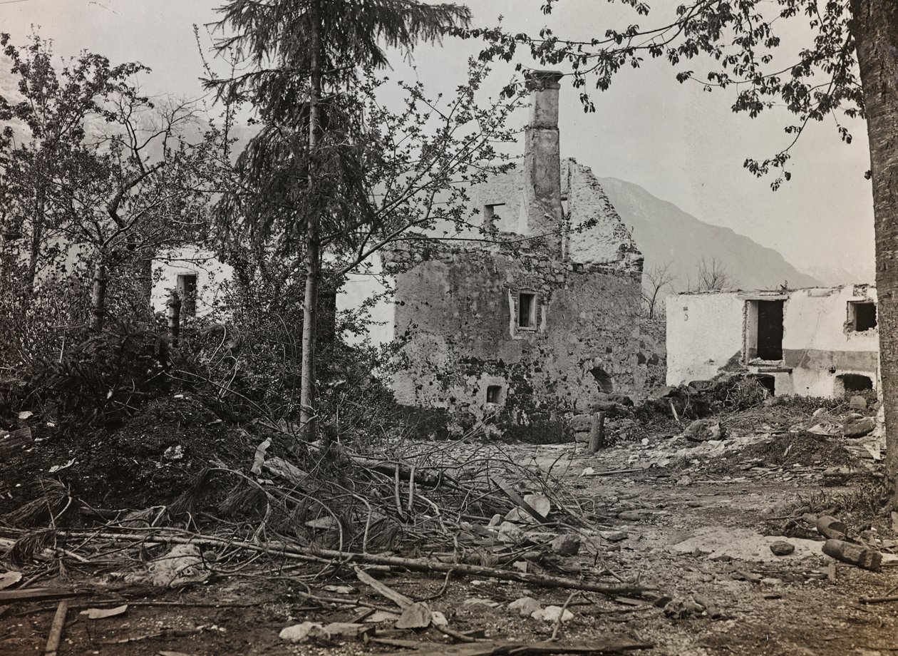 Album "Min verdenskrig - minner fra den sørvestlige fronten i Kärnten, Italia, Trentino-Alto Adige) 31/03/1915-12/11/ 1918 - Josef Zohles Wien ": steinsprut i Bovec (s/hv-bilde) av Josef Zohles