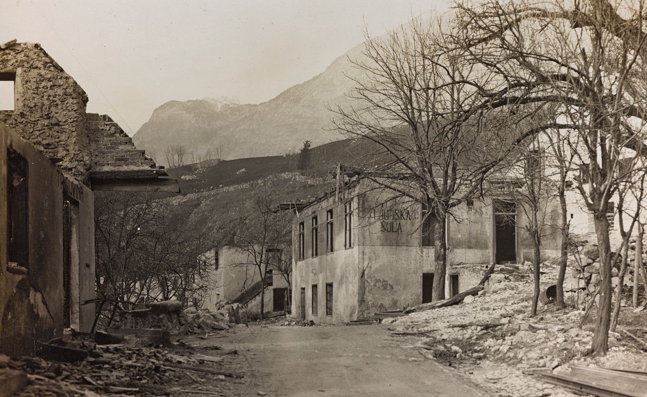 Album "Min verdenskrig - minner fra den sørvestlige fronten i Kärnten, Italia, Trentino-Alto Adige) 31/03/1915-12/11/ 1918 - Josef Zohles Wien ": steinsprut i Bovec (s/hv-bilde) av Josef Zohles