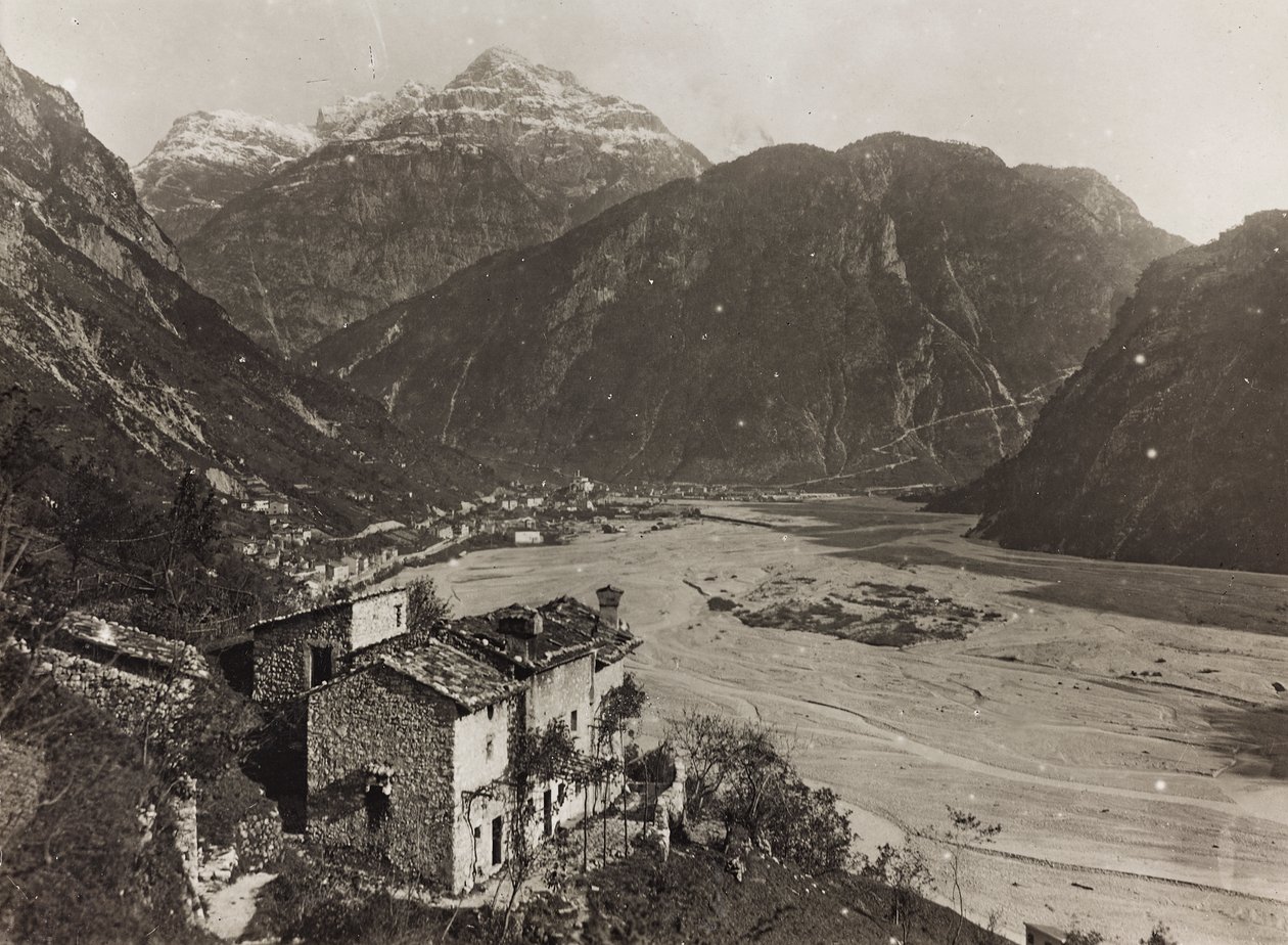 Album "Min verdenskrig - minner fra den sørvestlige fronten i Kärnten, Italia, Trentino-Alto Adige) 31/03/1915-12/11/ 1918 - Josef Zohles Vienna ": utsikt over Chiusaforte (s/hv ph) av Josef Zohles