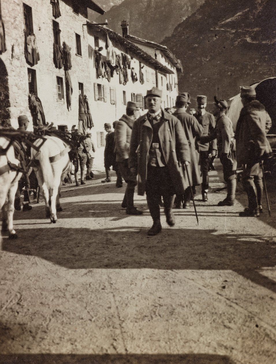 Album "Min verdenskrig - minner fra den sørvestlige fronten i Kärnten, Italia, Trentino-Alto Adige) 31/03/1915-12/11/ 1918 - Josef Zohles Vienna ": soldater i Chiusaforte (b/ av Josef Zohles