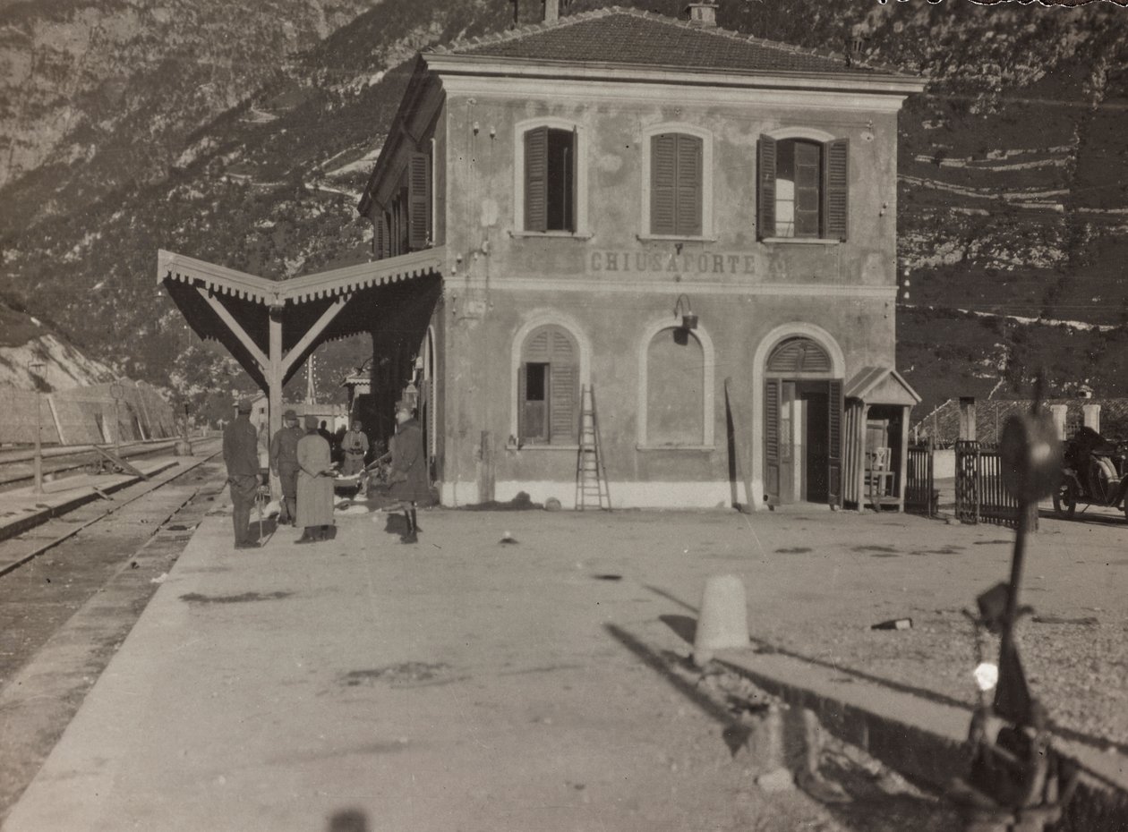 Album "Min verdenskrig - minner om den sørvestlige fronten i Kärnten, Italia, Trentino-Alto Adige) 31/03/1915-12/11/ 1918 - Josef Zohles Wien ": stasjon i Chiusaforte (s/h) av Josef Zohles