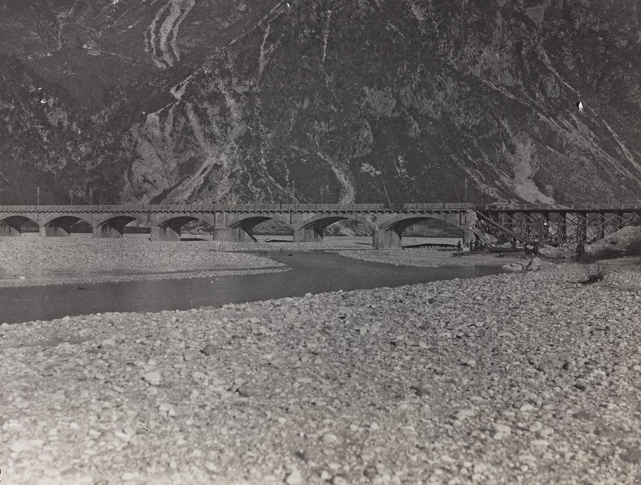 Album "Min verdenskrig - minner fra den sørvestlige fronten i Kärnten, Italia, Trentino-Alto Adige) 31/03/1915-12/11/ 1918 - Josef Zohle's Wien ": militærbro over Ta av Josef Zohles
