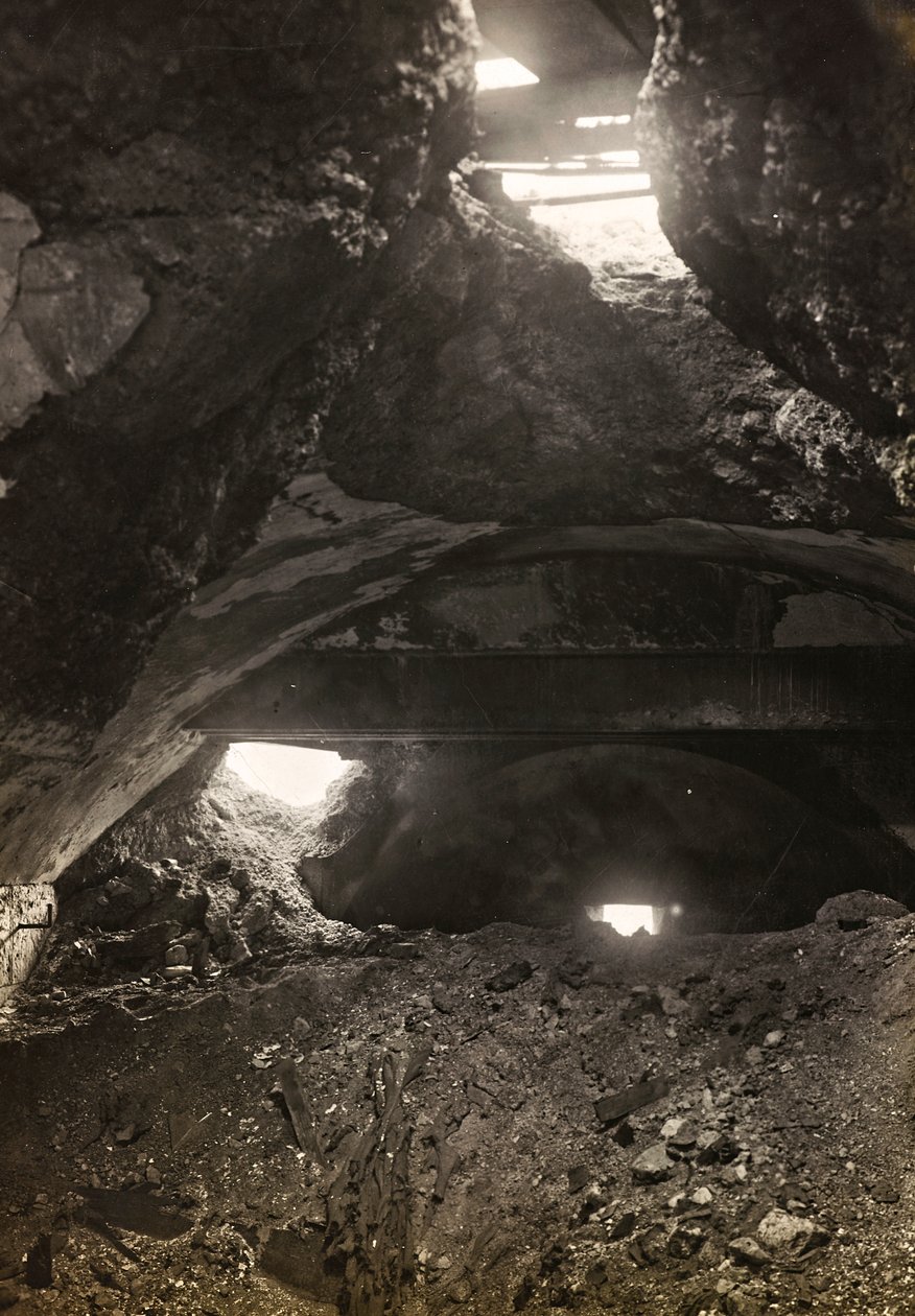 Album "Meine weltkriegs - Erinnerungen South-West Front (Kärnten, Italia, Sør-Tirol) (Min verdenskrig - minner fra den sørvestlige fronten i Kärnten, Italia, Trentino-Alto Adige) 31/03/1915-12/11/ 1918 - Josef Zohles Wien ": steinsprut av en fabrikk (s/hv  av Josef Zohles