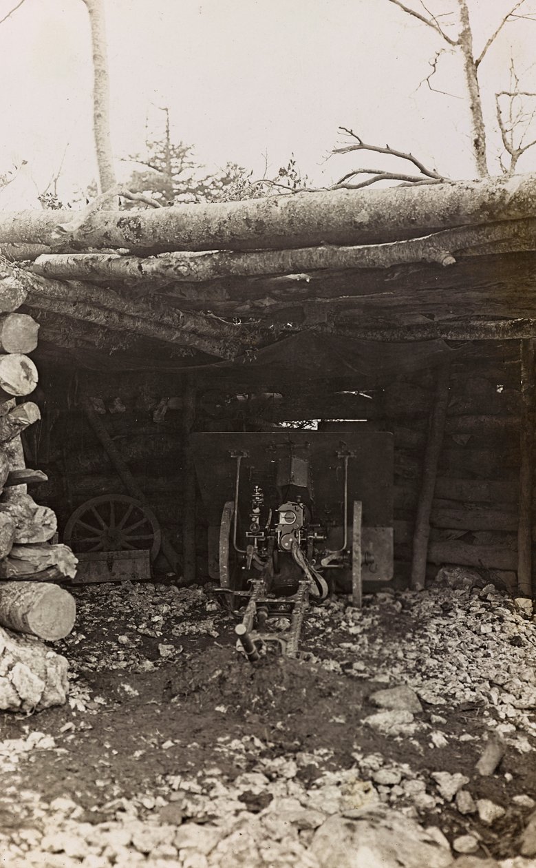 Album "Min verdenskrig - minner fra den sørvestlige fronten i Kärnten, Italia, Trentino-Alto Adige) 31/03/1915-12/11/ 1918 - Josef Zohles Vienna ": hytte med kanon (s/hv-bilde) av Josef Zohles