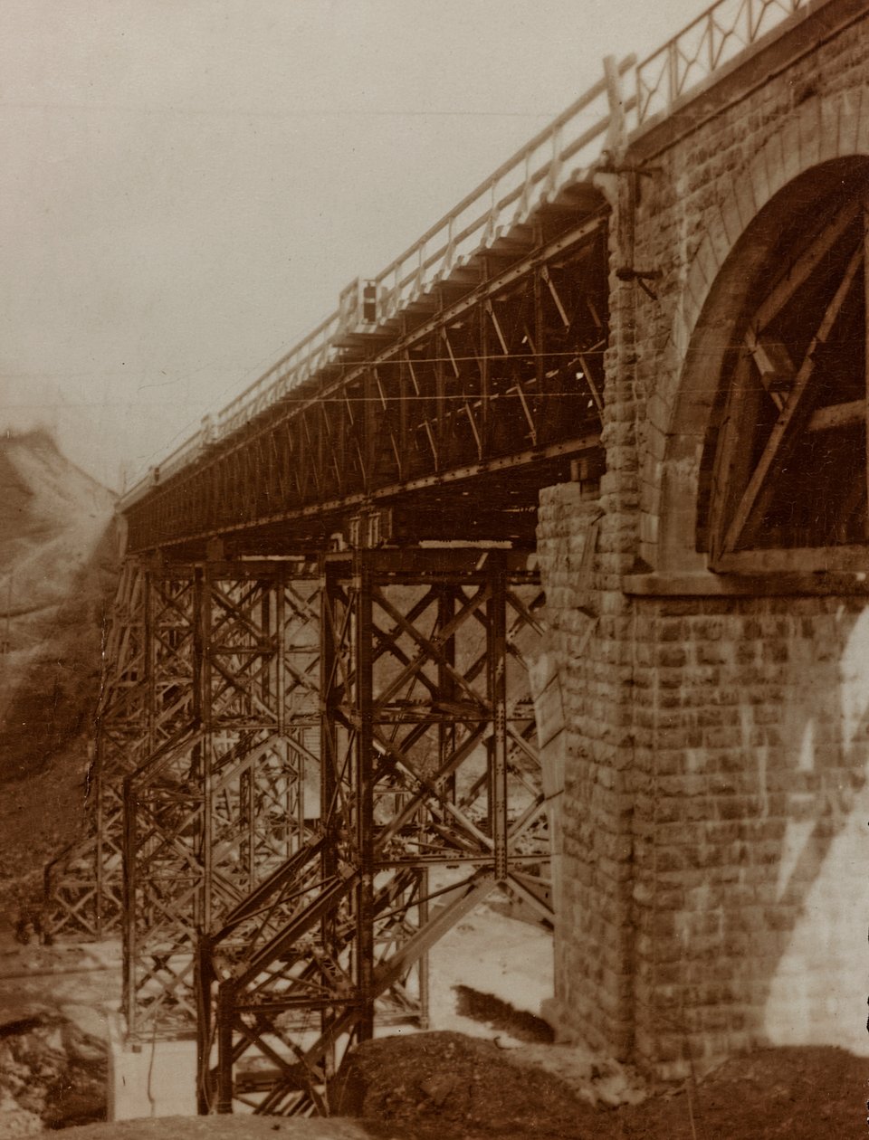 Album "Min verdenskrig - minner om den sørvestlige fronten i Kärnten, Italia, Trentino-Alto Adige) 31/03/1915-12/11/ 1918 - Josef Zohles Vienna ": rekonstruert bro (s/hv p av Josef Zohles