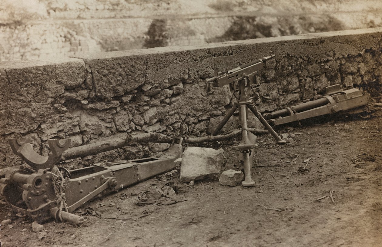 Album "Min verdenskrig - minner fra den sørvestlige fronten i Kärnten, Italia, Trentino-Alto Adige) 31/03/1915-12/11/ 1918 - Josef Zohles Vienna ": Italienske våpen forlatt ( av Josef Zohles
