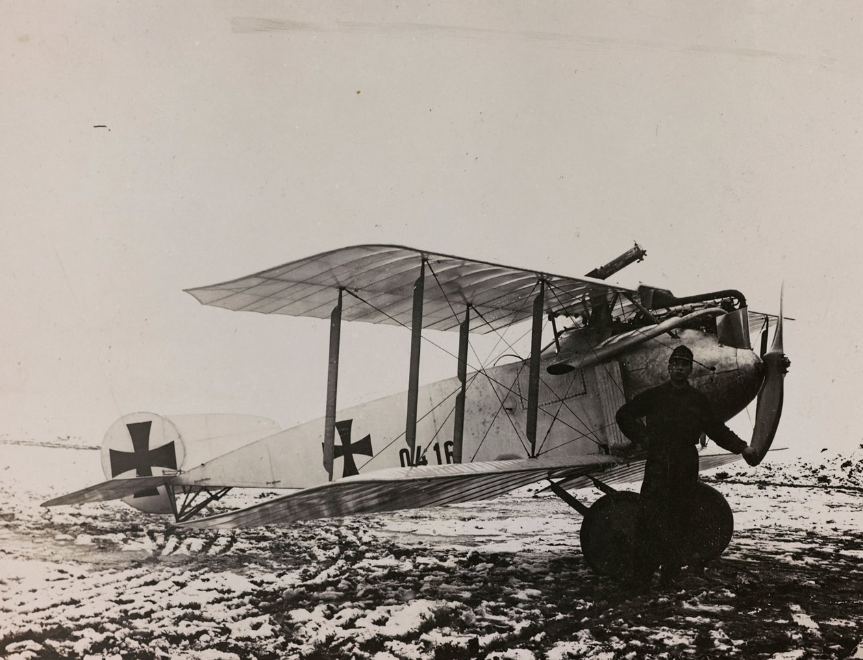 Album "Min verdenskrig - minner fra den sørvestlige fronten i Kärnten, Italia, Trentino-Alto Adige) 31/03/1915-12/11/ 1918 - Josef Zohles Wien ": Østerriksk fly (s/hv-foto) av Josef Zohles