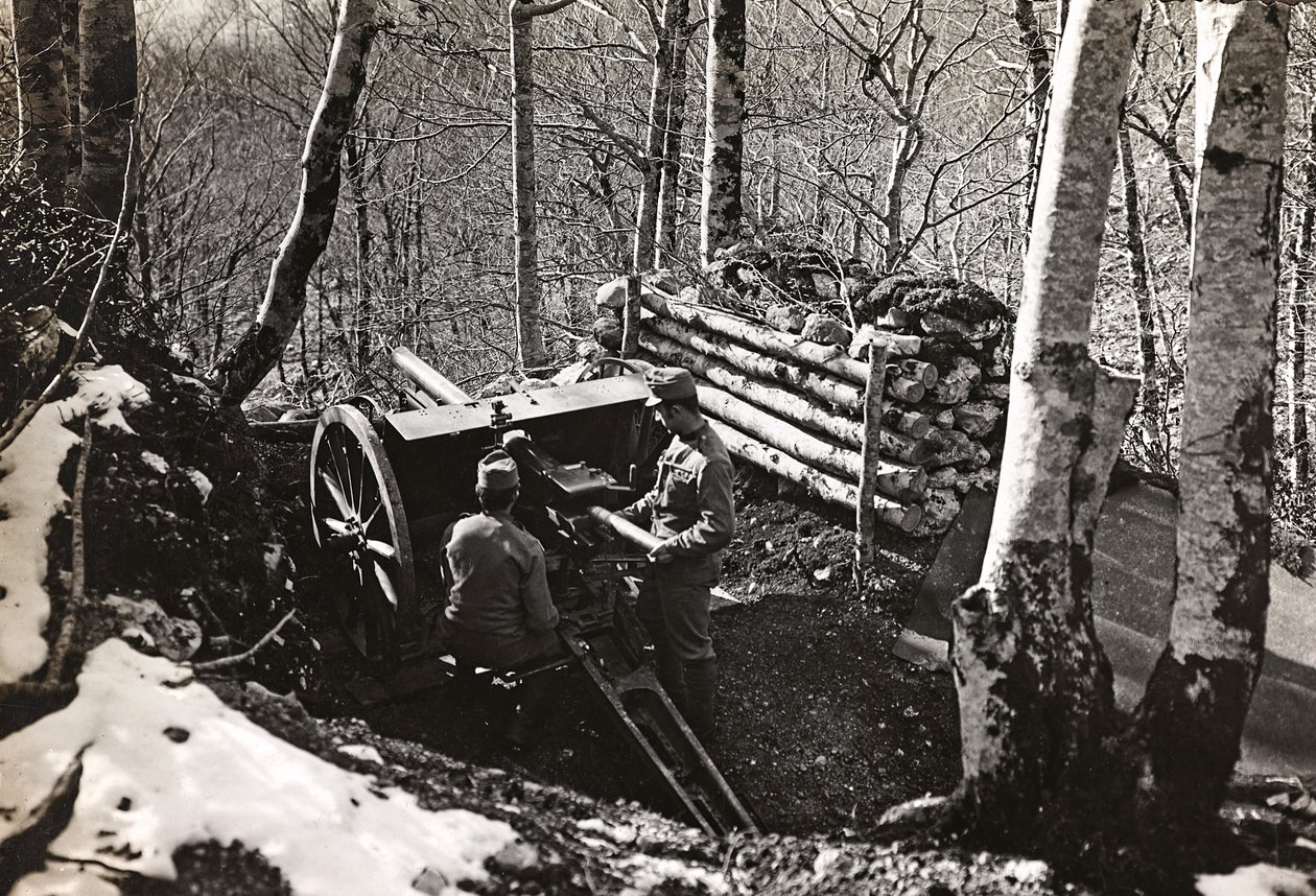 Album "Min verdenskrig - minner om den sørvestlige fronten i Kärnten, Italia, Trentino-Alto Adige) 31/03/1915-12/11/ 1918 - Josef Zohles Vienna ": Soldater med kanon (s/h p) av Josef Zohles