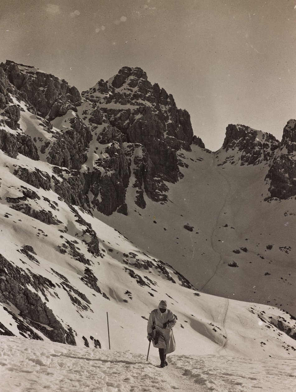 Album "Min verdenskrig - minner fra den sørvestlige fronten i Kärnten, Italia, Trentino-Alto Adige) 31/03/1915-12/11/ 1918 - Josef Zohles Vienna ": soldat i Alpene (s/hv ph) av Josef Zohles