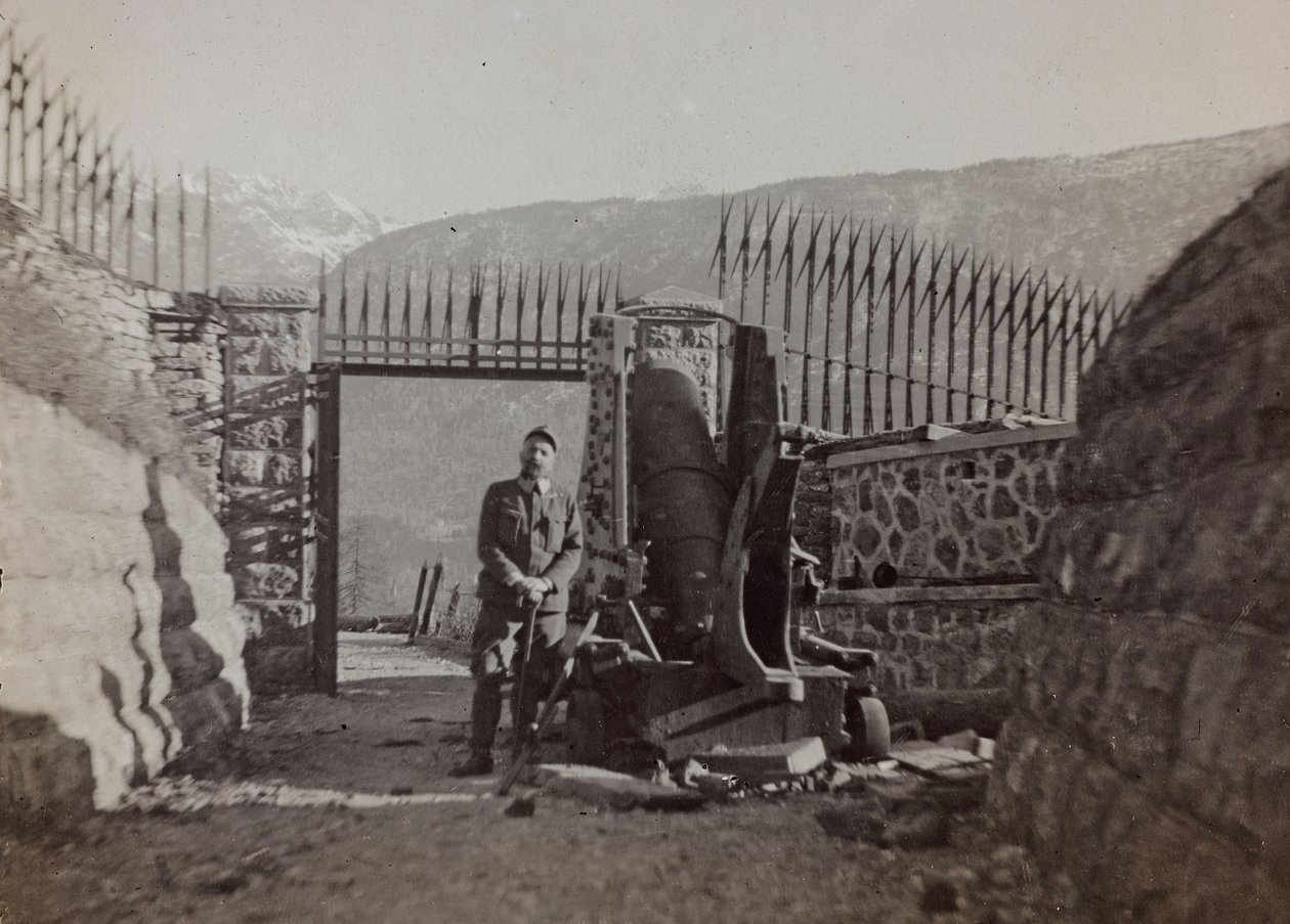 Album "Min verdenskrig - minner fra den sørvestlige fronten i Kärnten, Italia, Trentino-Alto Adige) 31/03/1915-12/11/ 1918 - Josef Zohles Wien ": soldat inne i en festning ( av Josef Zohles