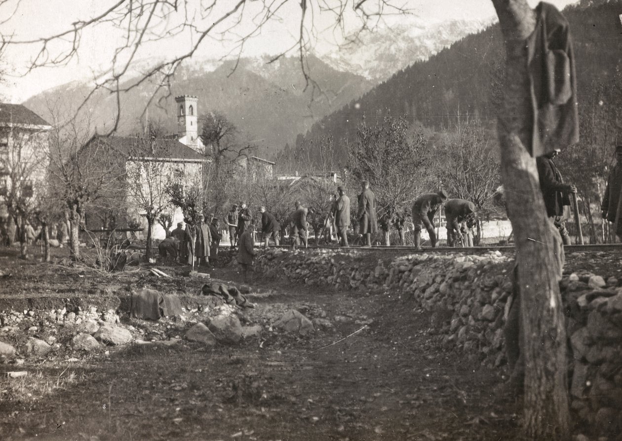 Album "Meine weltkriegs - Erinnerungen South-West Front (Kärnten, Italia, Sør-Tirol) (Min verdenskrig - minner om den sørvestlige fronten i Kärnten, Italia, Trentino-Alto Adige) 31/03/1915-12/11/ 1918 - Josef Zohles Wien ": soldater til å jobbe for co av Josef Zohles
