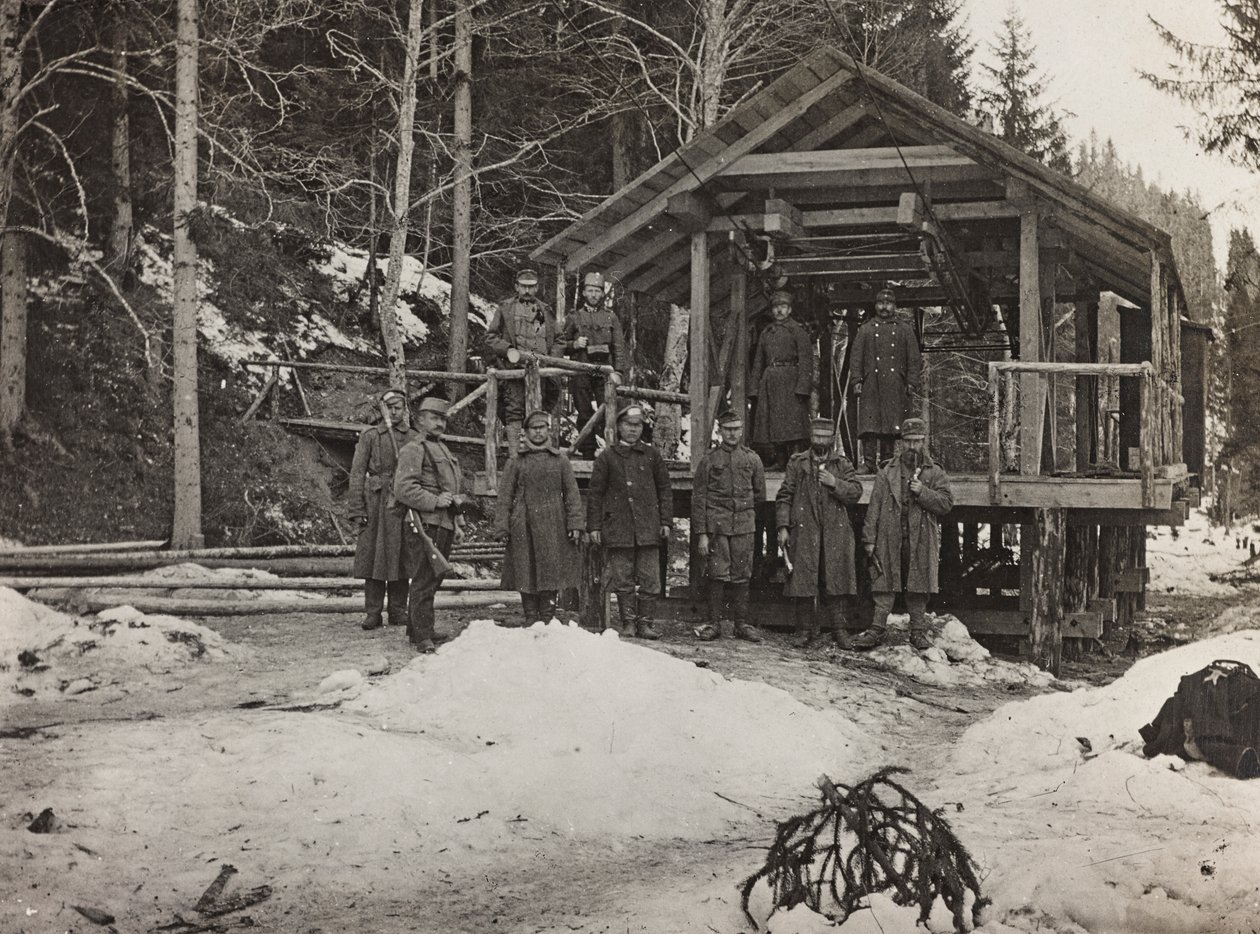 Album "Min verdenskrig - minner fra den sørvestlige fronten i Kärnten, Italia, Trentino-Alto Adige) 31/03/1915-12/11/ 1918 - Josef Zohles Vienna ": soldater foran en kabel av Josef Zohles