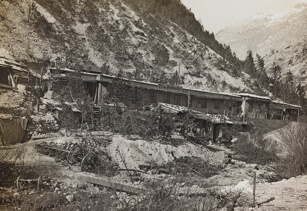 Album "Min verdenskrig - minner fra den sørvestlige fronten i Kärnten, Italia, Trentino-Alto Adige) 31/03/1915-12/11/ 1918 - Josef Zohles Vienna ": militærbrakke (s/hv-bilde) av Josef Zohles