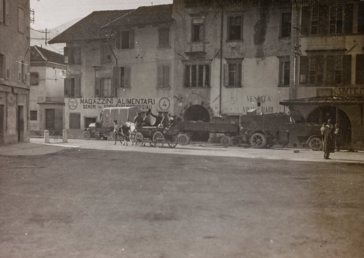 Album "Meine weltkriegs - Erinnerungen South-West Front (Kärnten, Italia, Sør-Tirol) (Min verdenskrig - minner om den sørvestlige fronten i Kärnten, Italia, Trentino-Alto Adige) 31/03/1915-12/11/ 1918 - Josef Zohles Wien ": militære midler på et torg av Josef Zohles