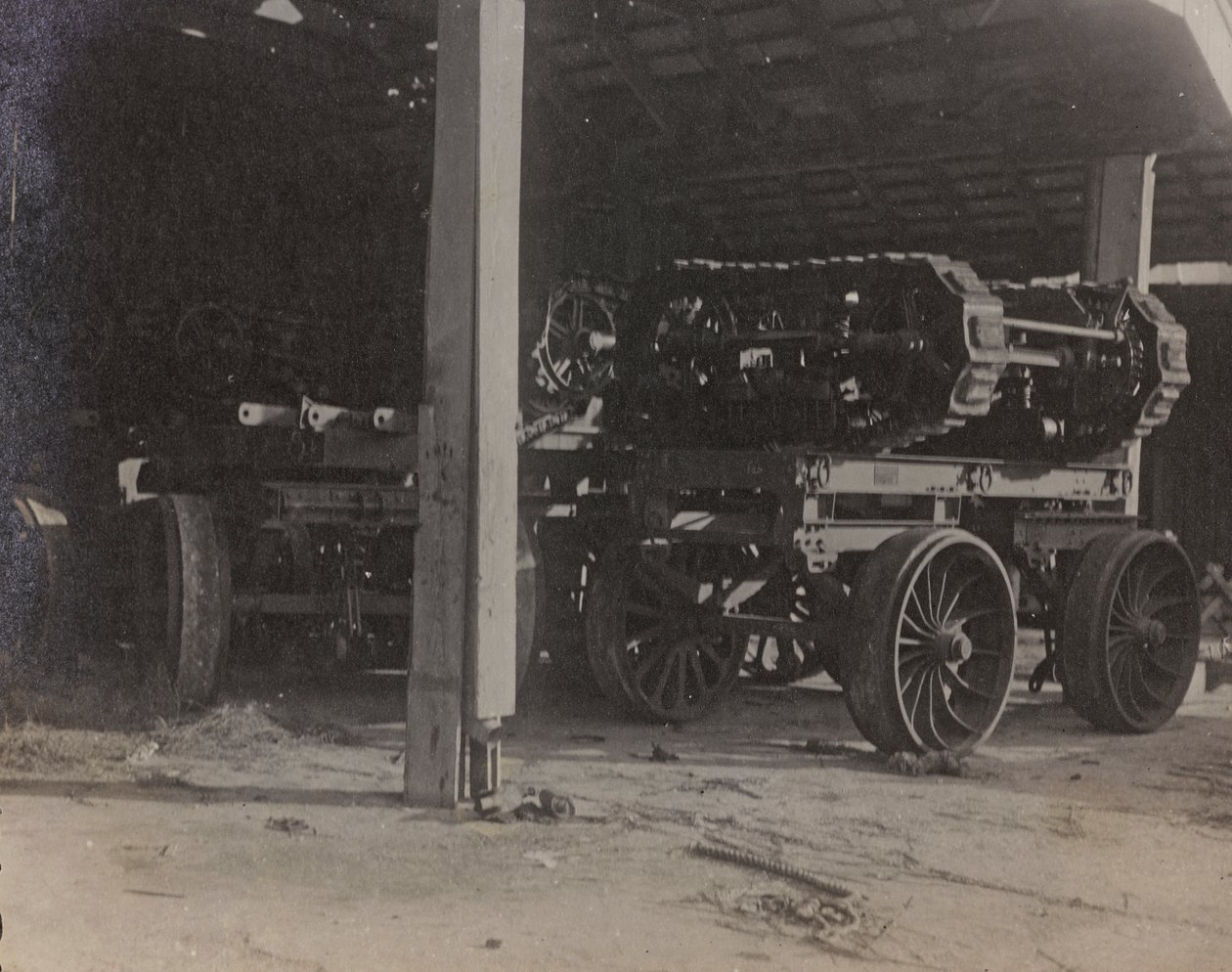 Album "Min verdenskrig - minner fra den sørvestlige fronten i Kärnten, Italia, Trentino-Alto Adige) 31/03/1915-12/11/ 1918 - Josef Zohles Vienna ": garasje Tolmezzo (s/h foto) av Josef Zohles
