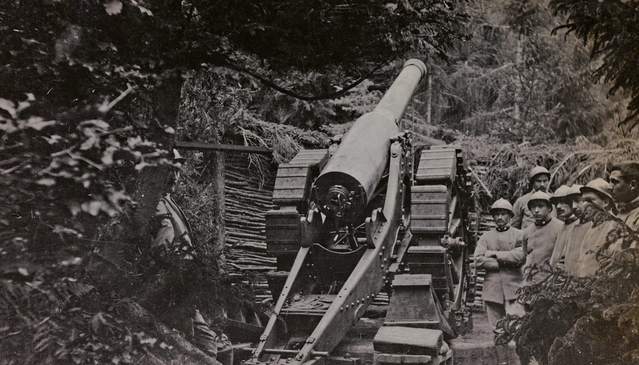 Album "Min verdenskrig - minner fra den sørvestlige fronten i Kärnten, Italia, Trentino-Alto Adige) 31/03/1915-12/11/ 1918 - Josef Zohles Wien ": soldater med pistol (s/hv-bilde) av Josef Zohles