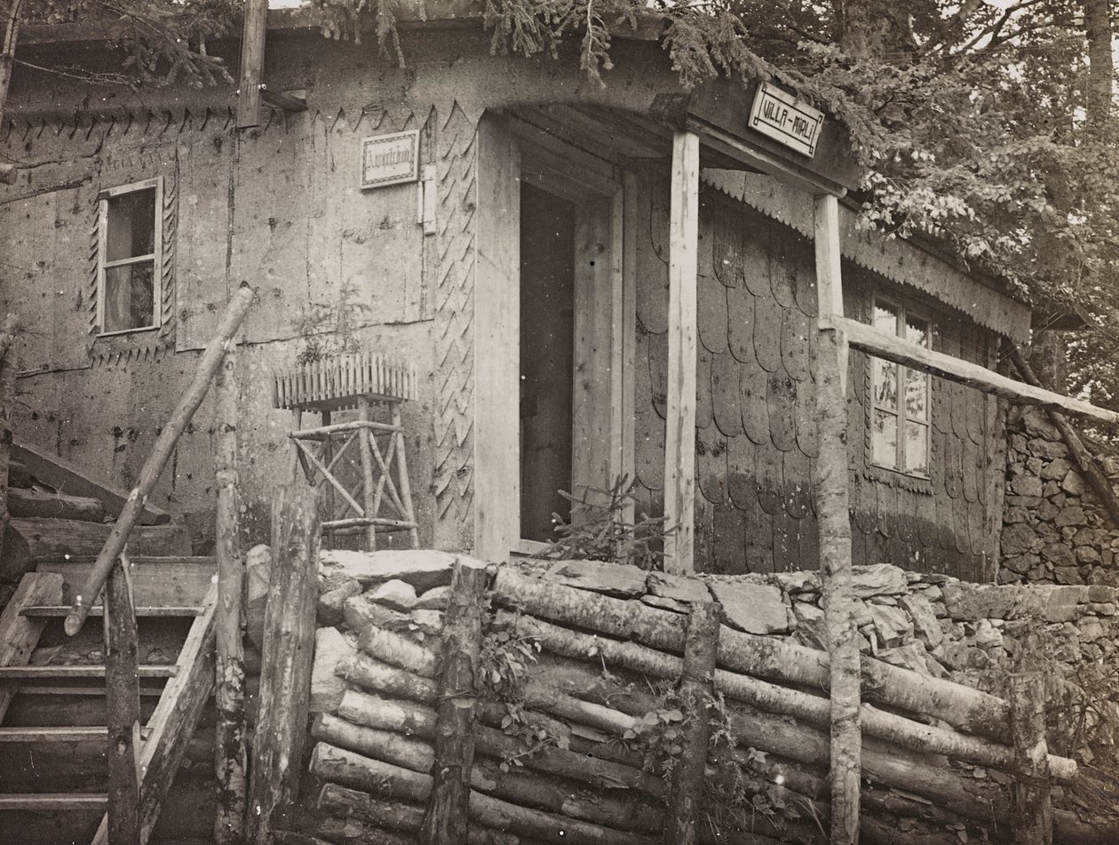 Album "Min verdenskrig - minner fra den sørvestlige fronten i Kärnten, Italia, Trentino-Alto Adige) 31/03/1915-12/11/ 1918 - Josef Zohles Wien ": Kommandohuset (s/hv-foto av Josef Zohles