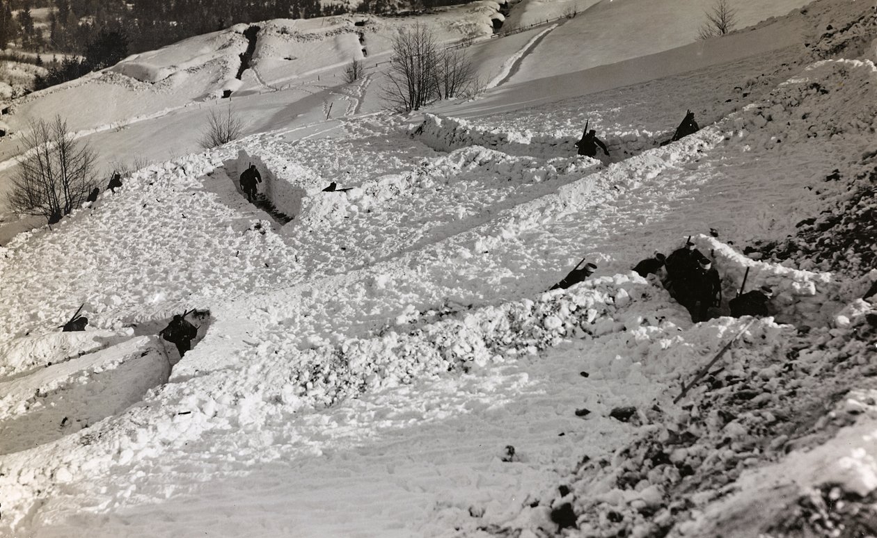 Album "Min verdenskrig - minner om sørvestfronten i Kärnten, Italia, Trentino-Alto Adige) 31/03/1915-12/11/ 1918 - Josef Zohles Vienna ": skyttergraver i snøen (s/hv p av Josef Zohles