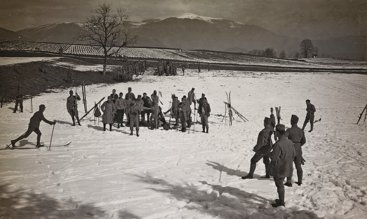 Album "Min verdenskrig - minner fra den sørvestlige fronten i Kärnten, Italia, Trentino-Alto Adige) 31/03/1915-12/11/ 1918 - Josef Zohles Wien ": soldater på ski (s/h-bilde) av Josef Zohles