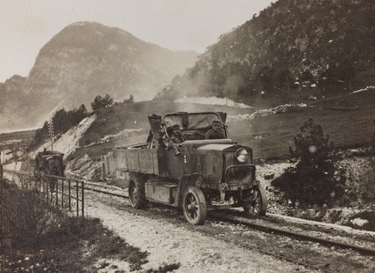 Album "Min verdenskrig - minner fra den sørvestlige fronten i Kärnten, Italia, Trentino-Alto Adige) 31/03/1915-12/11/ 1918 - Josef Zohles Wien ": militære kjøretøy langs av Josef Zohles