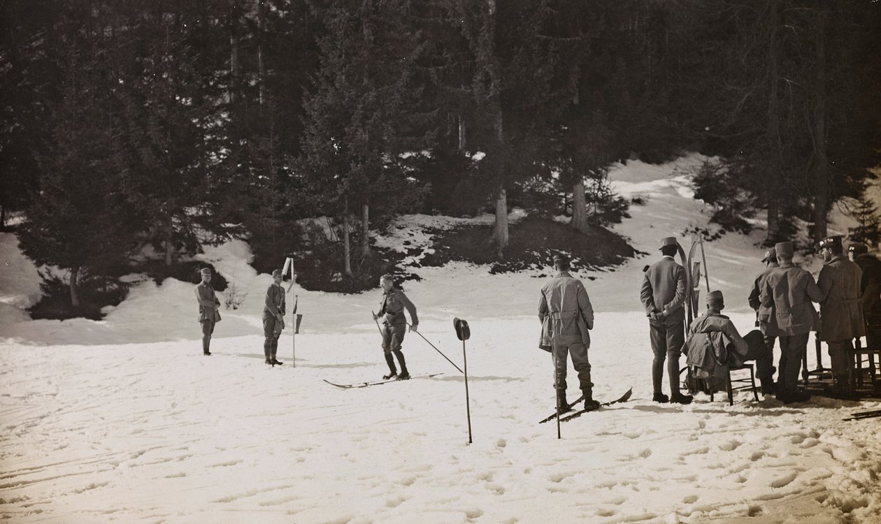 Album "Min verdenskrig - minner fra den sørvestlige fronten i Kärnten, Italia, Trentino-Alto Adige) 31/03/1915-12/11/ 1918 - Josef Zohles Wien ": soldater på ski (s/h-bilde) av Josef Zohles