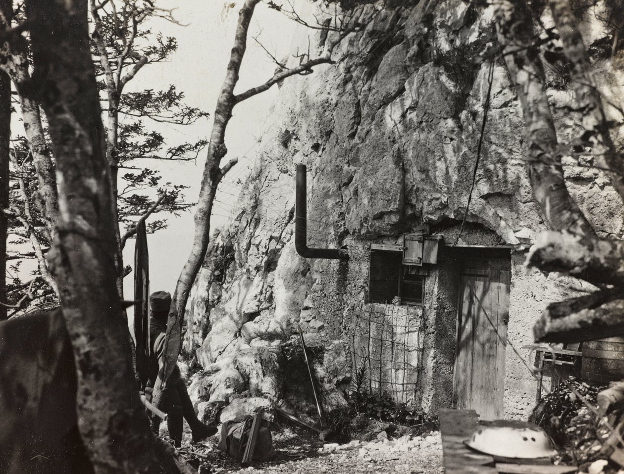 Album "Min verdenskrig - minner fra den sørvestlige fronten i Kärnten, Italia, Trentino-Alto Adige) 31/03/1915-12/11/ 1918 - Josef Zohles Vienna ": krigens tilflukt (s/h-bilde) av Josef Zohles