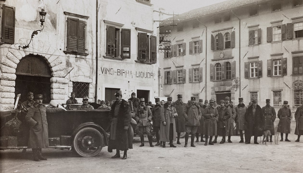 Album "Min verdenskrig - minner fra den sørvestlige fronten i Kärnten, Italia, Trentino-Alto Adige) 31/03/1915-12/11/ 1918 - Josef Zohles Wien ": soldater i Tolmezzo (s/hv p av Josef Zohles