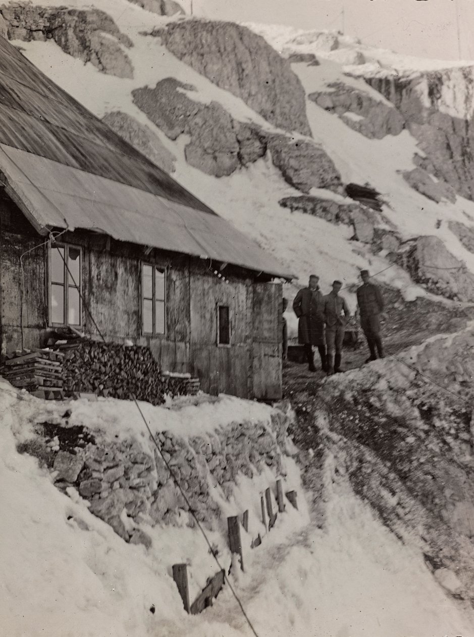 Album "Min verdenskrig - minner fra den sørvestlige fronten i Kärnten, Italia, Trentino-Alto Adige) 31/03/1915-12/11/ 1918 - Josef Zohles Wien ": militærbrakke (s/hv foto av Josef Zohles