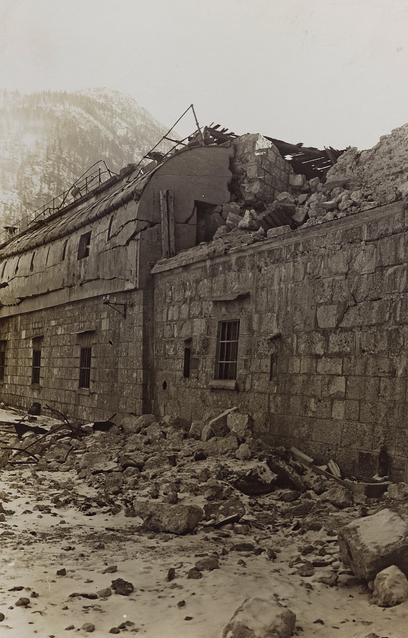 Album "Meine weltkriegs - Erinnerungen South-West Front (Kärnten, Italia, Sør-Tirol) (Min verdenskrig - minner fra den sørvestlige fronten i Kärnten, Italia, Trentino-Alto Adige) 31/03/1915-12/11/ 1918 - Josef Zohles Wien ": steinsprut av en fabrikk (s/hv  av Josef Zohles