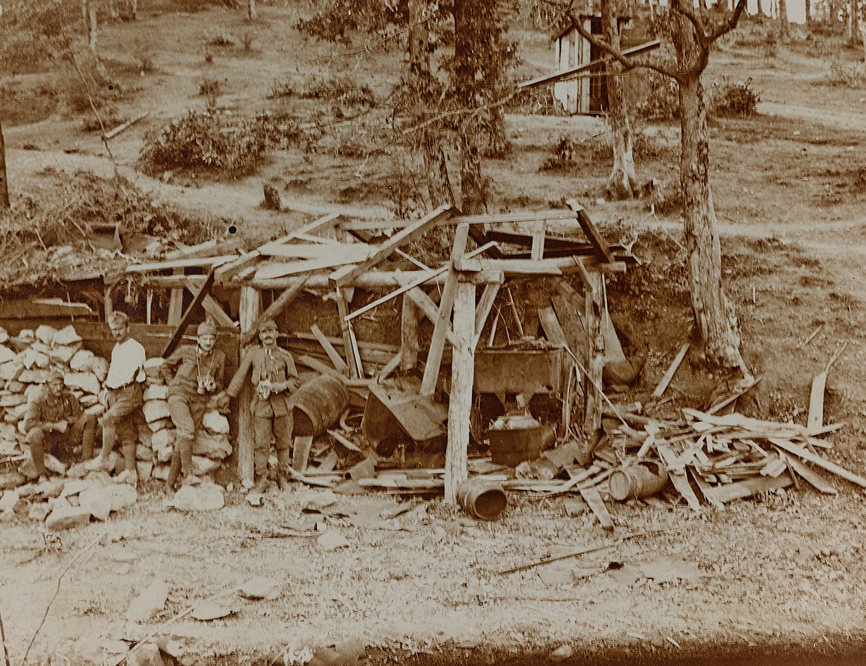 Album "Min verdenskrig - minner fra den sørvestlige fronten i Kärnten, Italia, Trentino-Alto Adige) 31/03/1915-12/11/ 1918 - Josef Zohles Wien ": gruppe soldater (s/hv-bilde) av Josef Zohles
