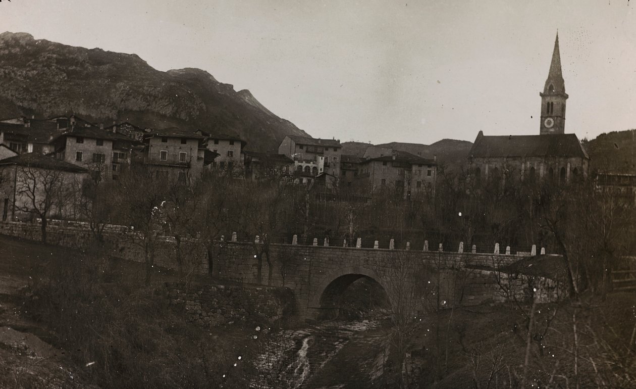 Album "Min verdenskrig - minner fra den sørvestlige fronten i Kärnten, Italia, Trentino-Alto Adige) 31/03/1915-12/11/ 1918 - Josef Zohles Wien ": utsikt over en landsby i Carnia av Josef Zohles