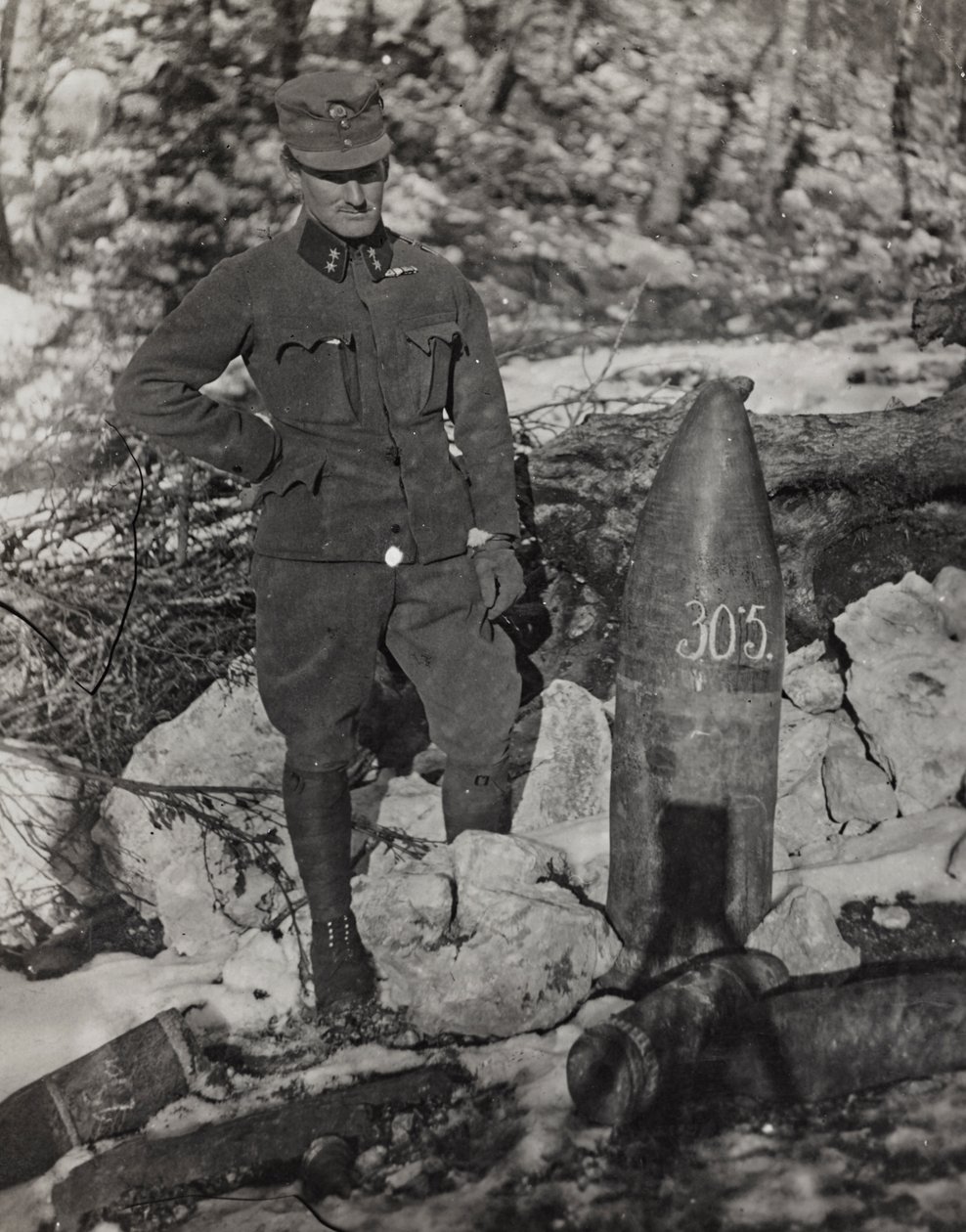 Album "Min verdenskrig - minner fra den sørvestlige fronten i Kärnten, Italia, Trentino-Alto Adige) 31/03/1915-12/11/ 1918 - Josef Zohles Vienna ": soldat med kule (s/hv ph) av Josef Zohles