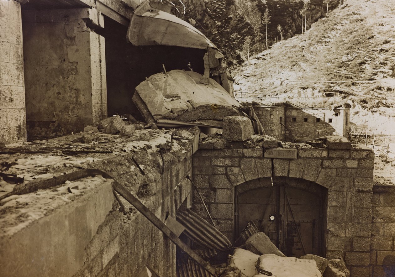 Album "Meine weltkriegs - Erinnerungen South-West Front (Kärnten, Italia, Sør-Tirol) (Min verdenskrig - minner fra den sørvestlige fronten i Kärnten, Italia, Trentino-Alto Adige) 31/03/1915-12/11/ 1918 - Josef Zohles Wien ": steinsprut av en fabrikk (s/hv  av Josef Zohles