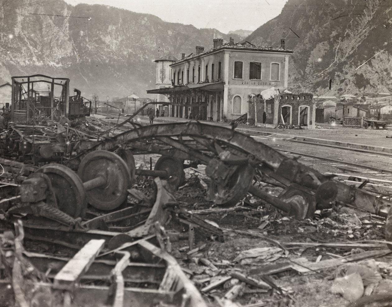 Album "Meine weltkriegs - Erinnerungen South-West Front (Kärnten, Italia, Sør-Tirol) (Min verdenskrig - minner fra den sørvestlige fronten i Kärnten, Italia, Trentino-Alto Adige) 31/03/1915-12/11/ 1918 - Josef Zohles Wien ": steinsprut og skrapmetall ved e av Josef Zohles