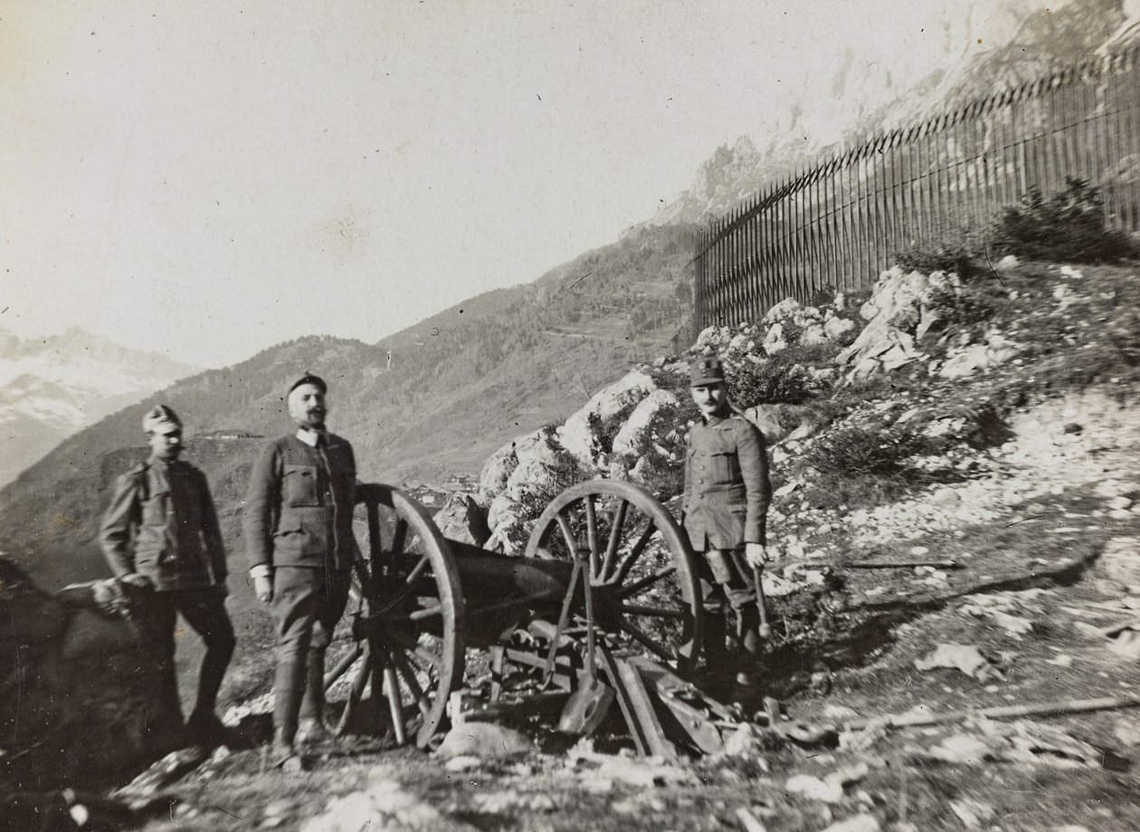 Album "Min verdenskrig - minner fra den sørvestlige fronten i Kärnten, Italia, Trentino-Alto Adige) 31/03/1915-12/11/ 1918 - Josef Zohles Wien ": soldater med kanon (s/hv p) av Josef Zohles