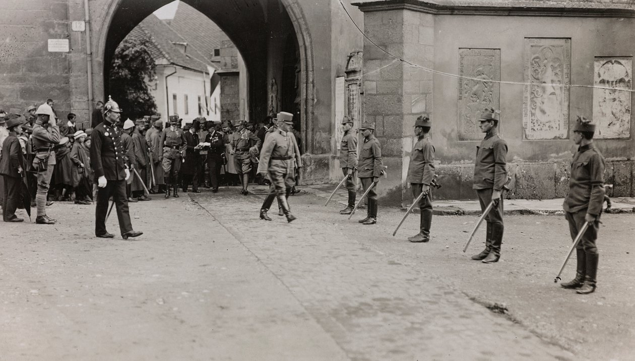Album "Min verdenskrig - minner om den sørvestlige fronten i Kärnten, Italia, Trentino-Alto Adige) 31/03/1915-12/11/ 1918 - Josef Zohles Wien ": soldater i Villach (s/hv ph) av Josef Zohles