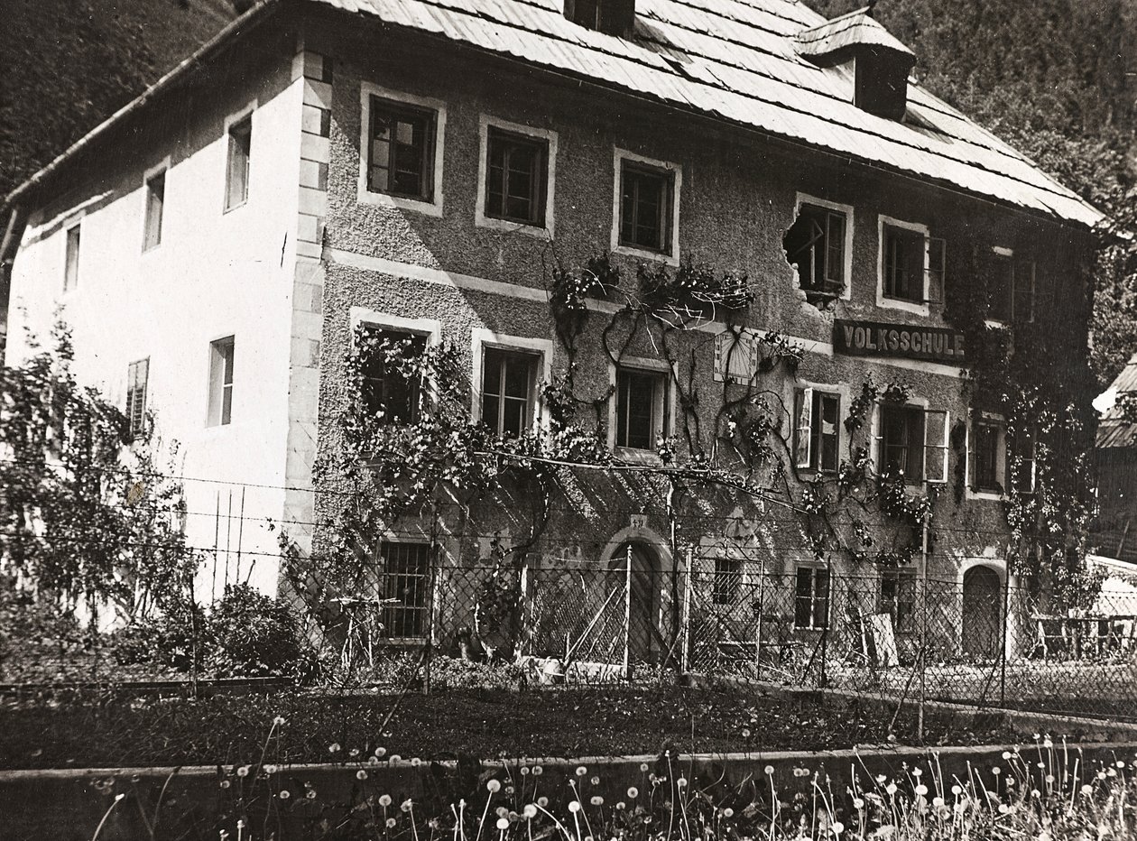 Album "Min verdenskrig - minner fra den sørvestlige fronten i Kärnten, Italia, Trentino-Alto Adige) 31/03/1915-12/11/ 1918 - Josef Zohles Vienna ": barneskole Malborghe av Josef Zohles