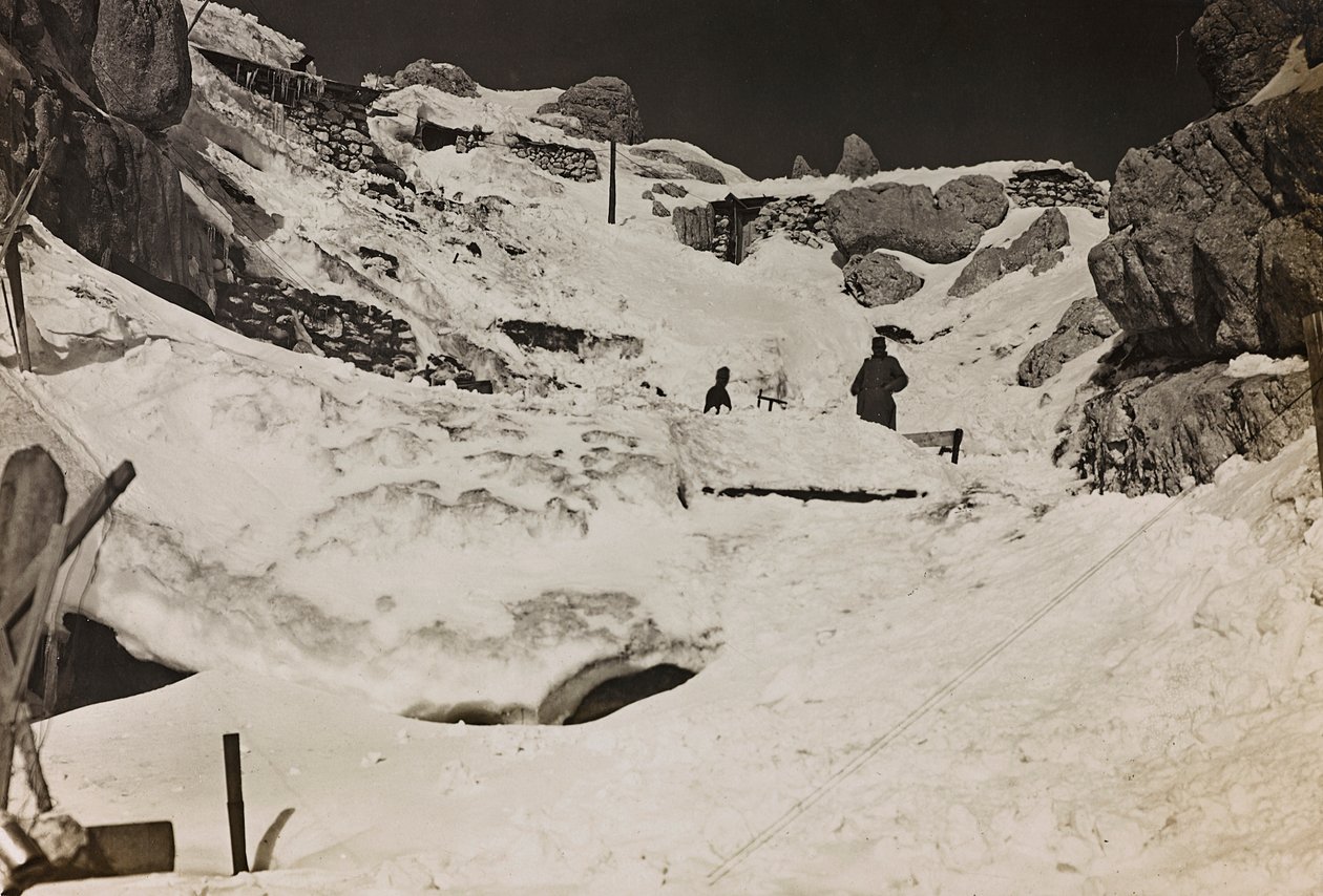 Album "Min verdenskrig - minner fra den sørvestlige fronten i Kärnten, Italia, Trentino-Alto Adige) 31/03/1915-12/11/ 1918 - Josef Zohles Wien ": soldater i snøen (s/hv p av Josef Zohles