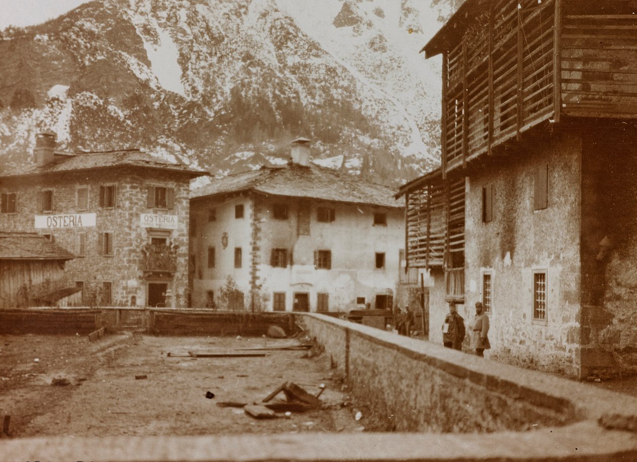 Album "Min verdenskrig - minner fra den sørvestlige fronten i Kärnten, Italia, Trentino-Alto Adige) 31/03/1915-12/11/ 1918 - Josef Zohles Vienna ": utsikt over Chiusaforte (s/hv ph) av Josef Zohles
