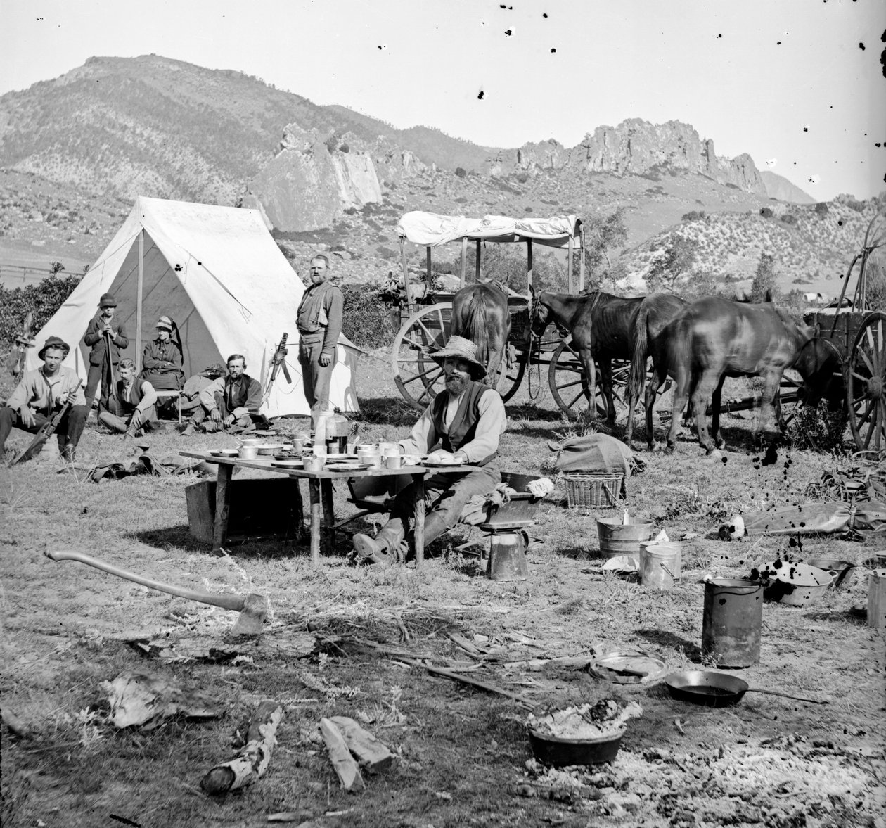 Campingplasser ved foten, ca. 1875-1900 av Joseph Collier