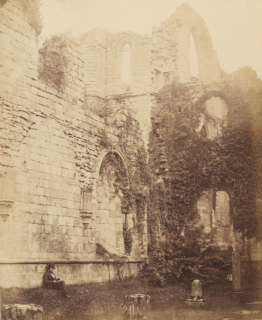 Fountains Abbey. Interiør i kapittelhuset, 1850-årene. av Joseph Cundall