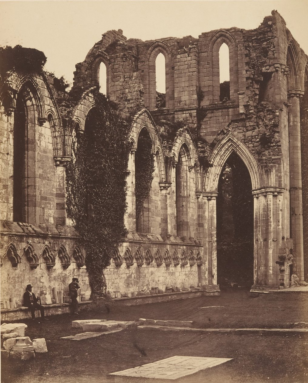 Fountains Abbey. Interiør i koret, 1850-tallet. av Joseph Cundall