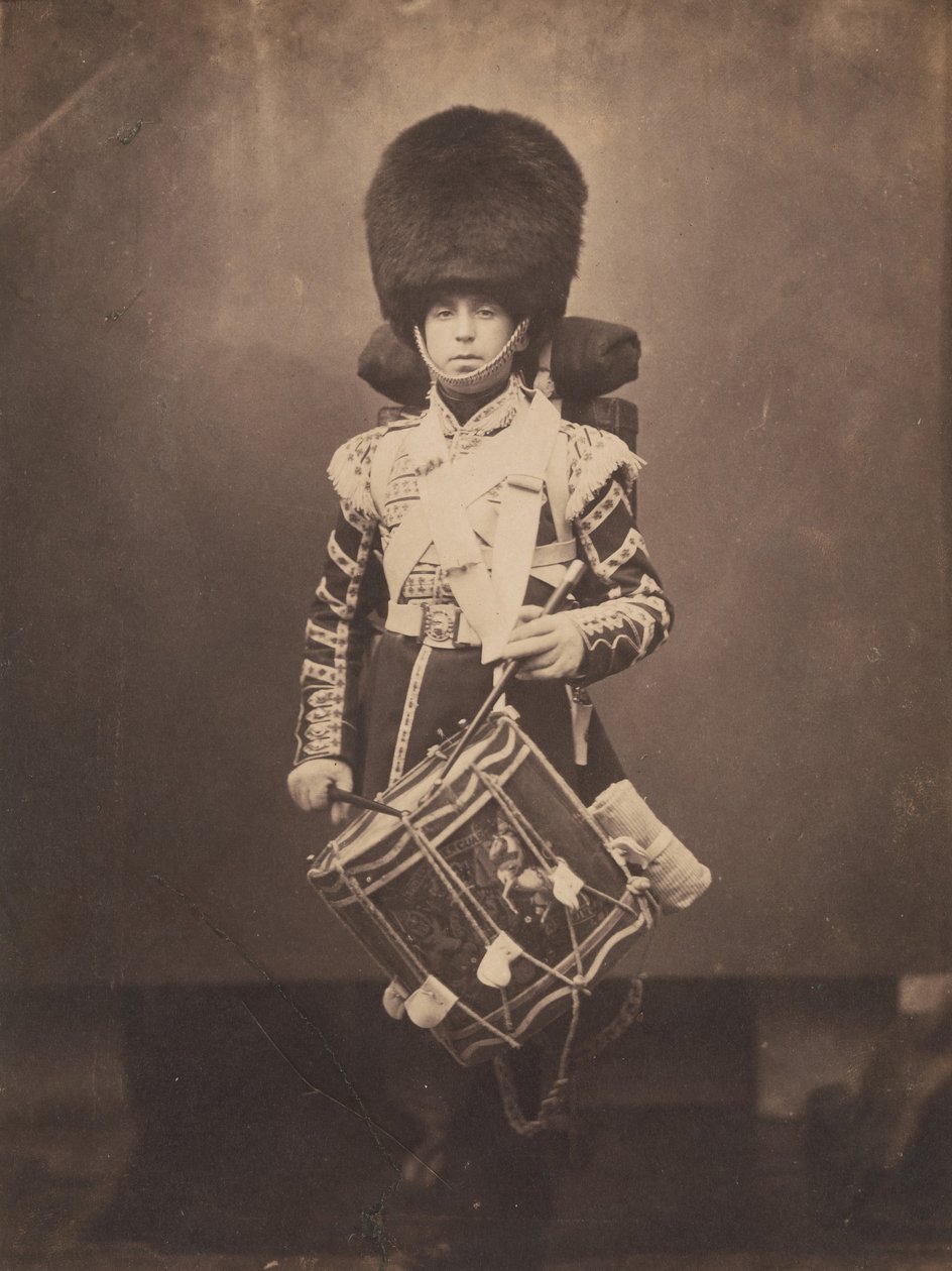 Grenadier Guards Drummer, ca. 1856.    1143770   no       norwegian Successfully Translated  Original: Holland House, London: Conservatory leading from Ball Room (b/w photo) Translat: Holland House, London: Conservatory leading from Ball Room (b/w photo) 1 av Joseph Cundall