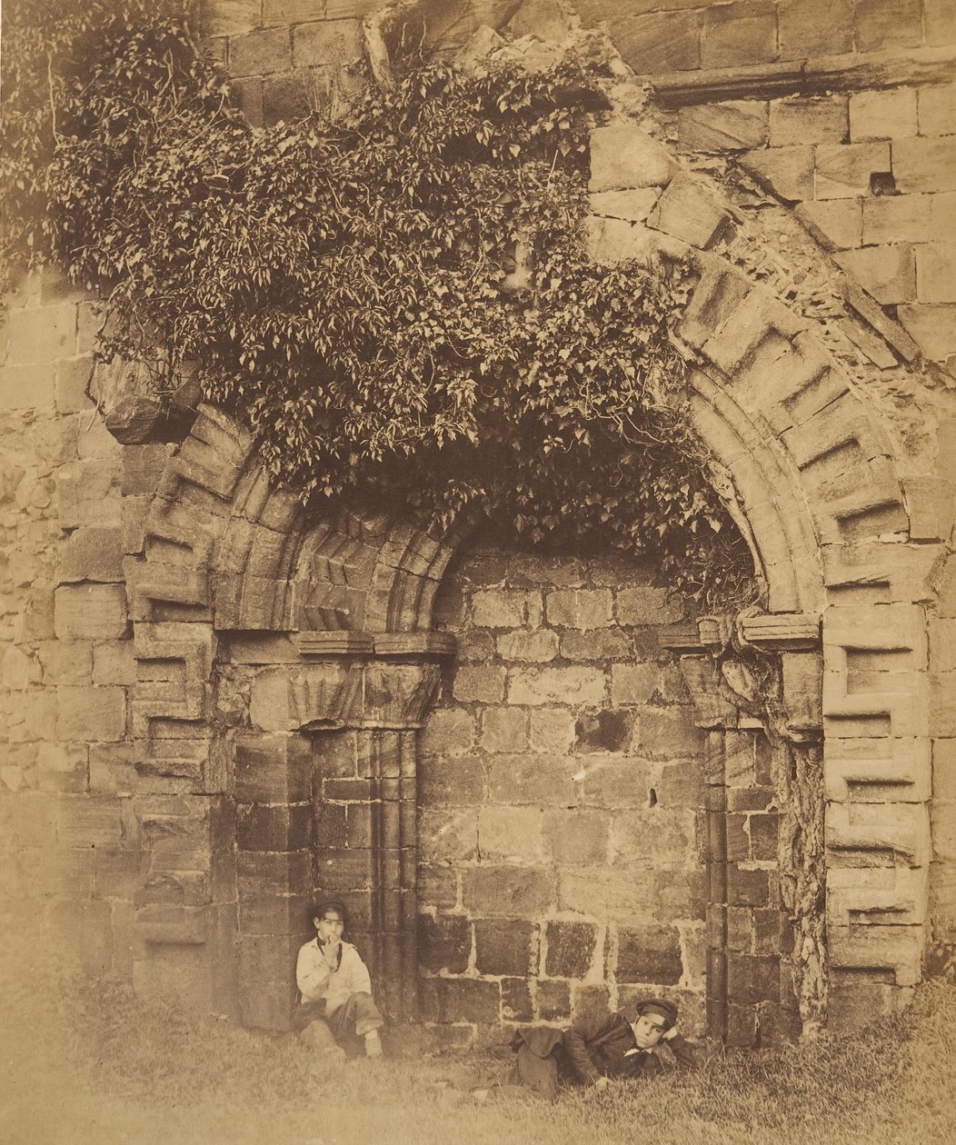 Kirkstall Abbey. Døråpning på nordsiden, 1850-tallet. av Joseph Cundall