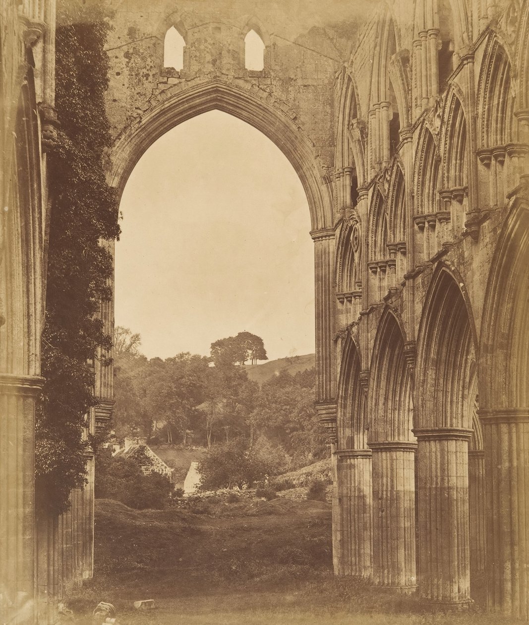 Rievaulx Abbey. Interiør i koret, 1850-tallet. av Joseph Cundall