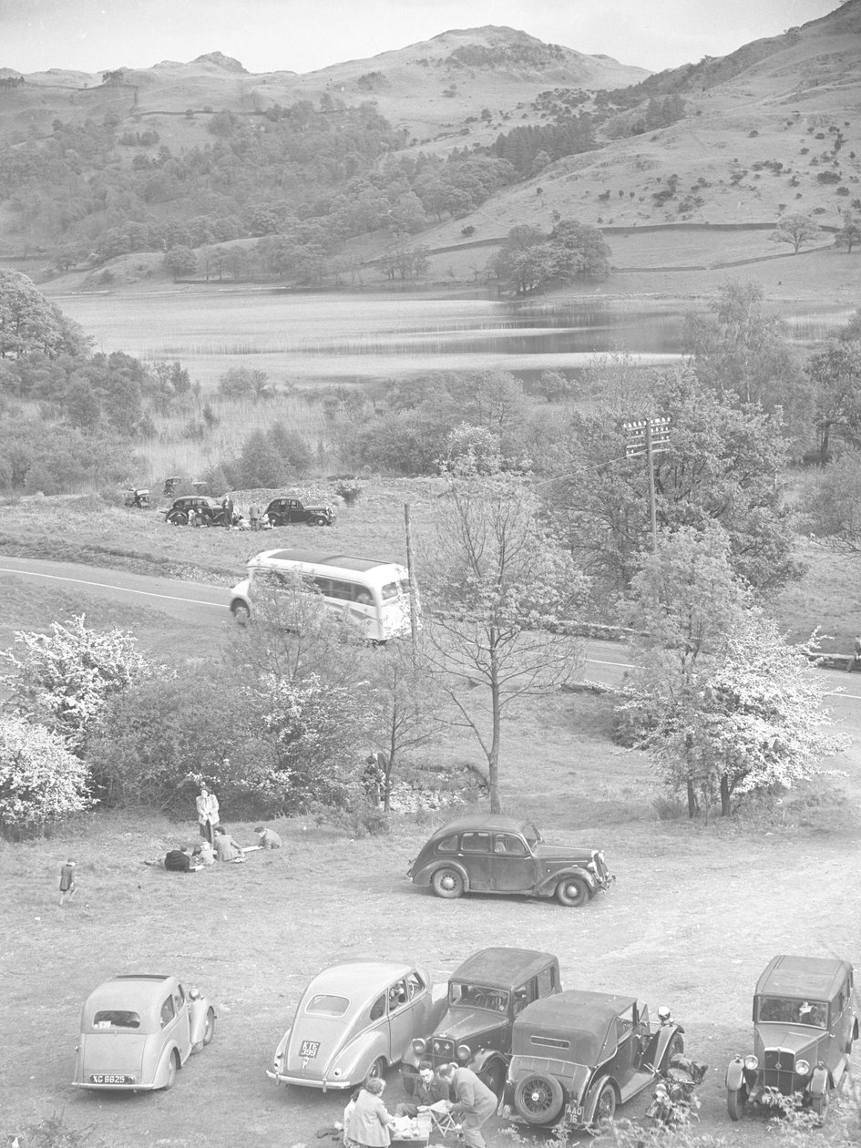 En gruppe biler parkert ved Rydal Water av Joseph Hardman