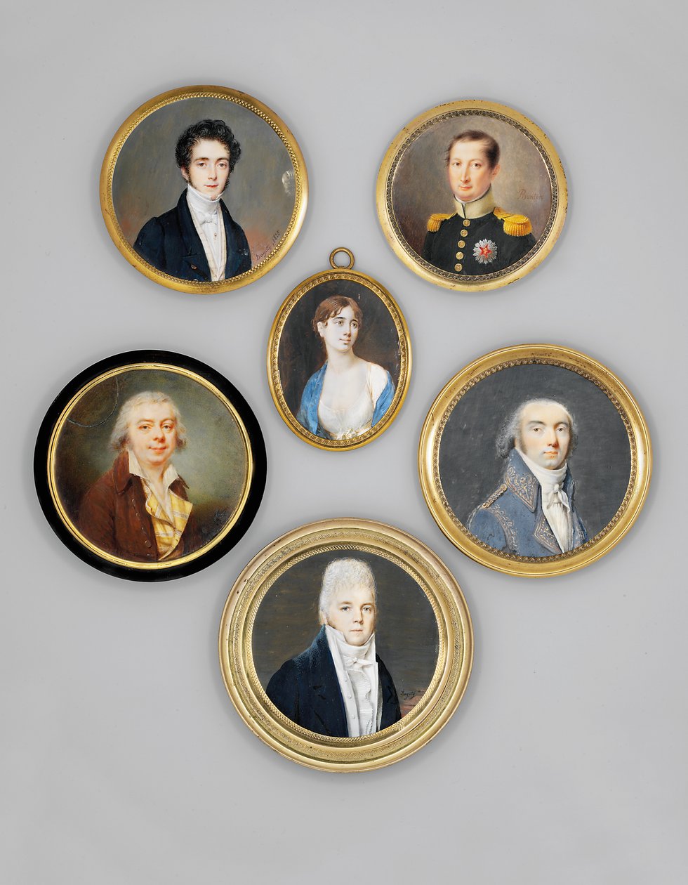 En ung offiser, i mørkegrønn frakk med blekgrønn krage og gull-epauletter, iført bryststjernen til den kongelige spanske orden av Joseph Marie Bouton